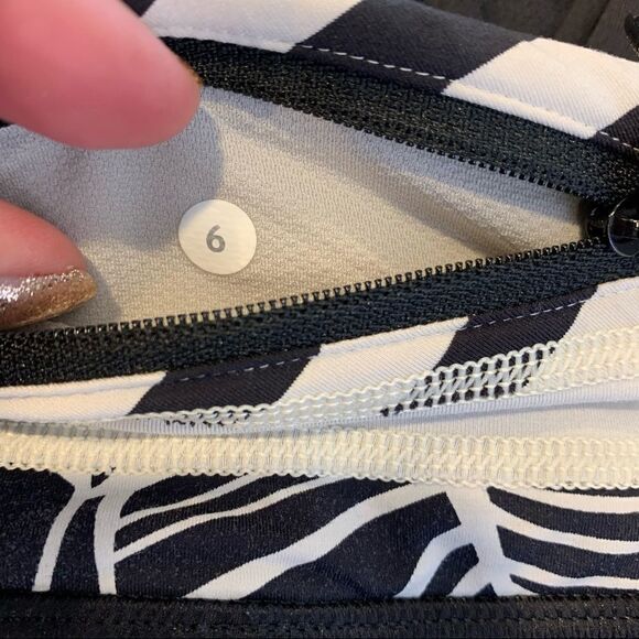 Lululemon Run Inspire Crop Black and White Size 6 - Picture 9 of 9
